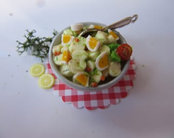 Schüssel mit Kartoffelsalat /  Miniatur Puppenstube Fimo