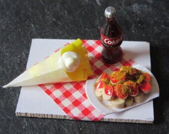 Currywurst mit Pommestüte & Cola  / Imbiss- aus Fimo Miniatur