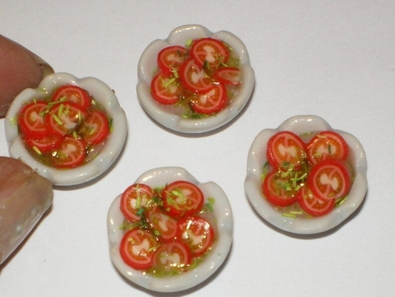 4 Schälchen Tomatensalat / Miniatur Puppenstube Bild 1