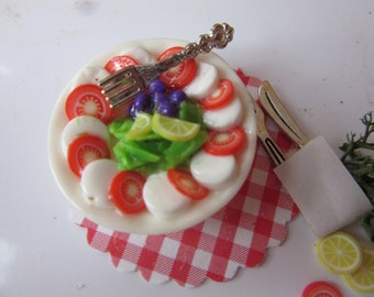 Teller mit Tomate Mozzarela  / Puppenstube Fimo Miniatur