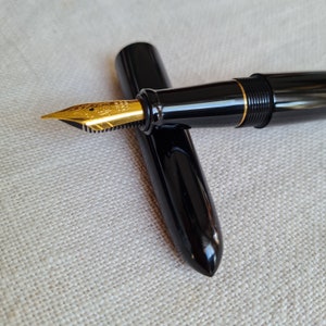 Caneta-tinteiro artesanal N2S Nikko preta de ébano