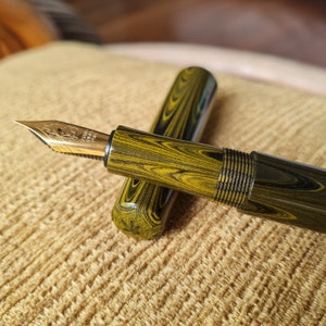 Caneta-tinteiro artesanal N6 Nikko Ebonite (Ripple preta e verde)