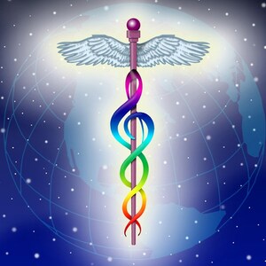 Puede incluir: Una serpiente de colores arcoíris envuelta alrededor de un bastón con alas, simbolizando la medicina y la curación. El bastón se coloca sobre un fondo azul con un globo terráqueo blanco.