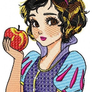 Può includere: Un'illustrazione di cartone animato di Biancaneve, una principessa Disney, con una mela rossa in mano. Indossa un vestito blu e viola con un bordo giallo e un fiocco rosa nei capelli.