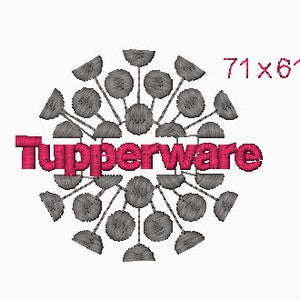 以下が含まれることがあります： グレーと白の円形のデザインで、ピンクの文字で「タッパーウェア」と書かれています。デザインのサイズは71 x 61 mmです。