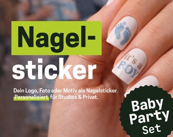 Op de afbeelding: Witte nagelstickers met lichtblauwe babyvoetjes en de tekst it's a BOY. De afbeelding bevat de tekst Nagel-sticker, Dein Logo, Foto oder Motiv als Nagelsticker. Personalisiert für Studios & Privat, en Baby Party Set.