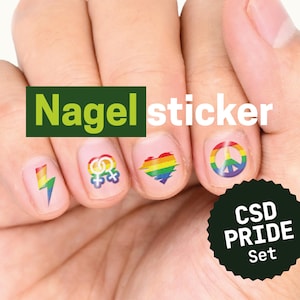 Könnte beinhalten: Ein Set von Nagelstickern mit regenbogenfarbenen Motiven, darunter ein Blitz, ineinandergreifende Frauensymbole, ein Herz und ein Friedenszeichen. Der Text Nagel sticker und CSD PRIDE Set ist auf dem Bild über den Fingernägeln zu sehen.