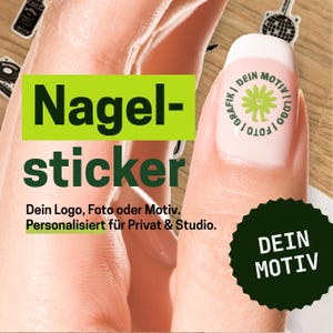 Könnte beinhalten: Ein Nagelsticker mit einem hellgrünen Blumengrafik-Motiv, umgeben von dem Text GRAFIK | DEIN MOTIV | LOGO | FOTO. Der Sticker ist auf einem Fingernagel angebracht. Weitere Texte im Bild sind Nagel-sticker, Dein Logo, Foto oder Motiv. Personalisiert für Privat & Studio sowie DEIN MOTIV.