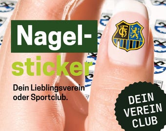 Op de afbeelding: Een nagelsticker met een blauw en geel wapenschild met een leeuw en de letters FS, aangebracht op een vingernagel. De afbeelding bevat de tekst Nagel-sticker, Dein Lieblingsverein oder Sportclub en DEIN VEREIN CLUB op een achtergrond van stickers.