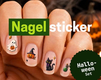 Op de afbeelding: Nagelstickers met Halloween-ontwerpen op de vingernagels. De stickers bevatten een wit spookje met een pompoenemmer, een pompoen met een heksenhoed, een zwarte kat met een paarse strik en een groen flesje. De tekst luidt Nagel sticker.