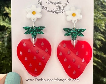 Boucles d'oreilles fraise| Pendantes d'oreilles fraises | Boucles d'oreilles fruits| Boucles d'oreilles été| Boucle d'oreille printanière| Boucles d'oreilles jardin| Pendentifs acryliques