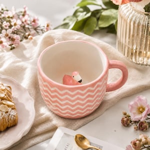 Överraskningsflamingo-mugg