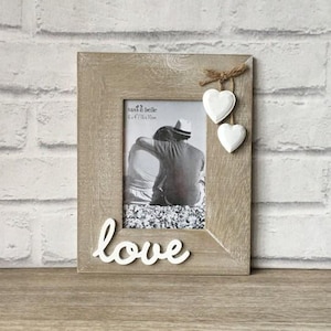 Love Shabby Chic Rustic Wood Standing Photo Frame 4x6&quot; Wooden Vintage Cute Hearts Family Friend Loved Ones Gift Mother Father Brother Sister