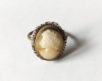 Vintage carved shell cameo silver plated brass ring / size US 9.5 EU 61 UK S 1/2 / marked
