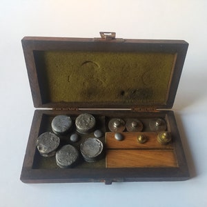 Vintage or antique scale weights for gun powder cartridge reloading in original wooden box / Lead, Wood and Brass