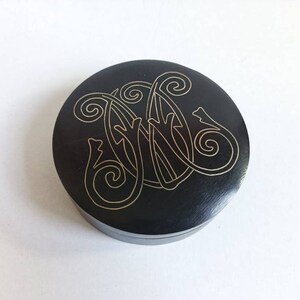 Antike eingelegte Ebenholz Schmuckschatulle / runde hölzerne Schmuckschatulle / M O Monogramm-Intarsien