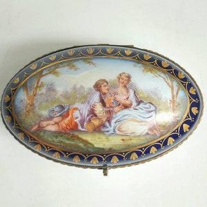 Antike handbemalte Porzellan und signierte ormolu französische Box / Schmuckschatulle