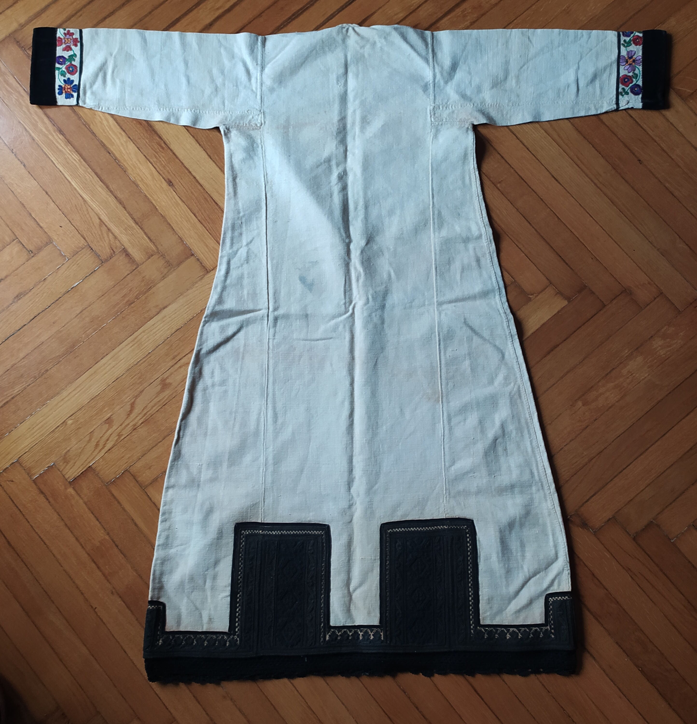 antike 1800 Tracht aus Griechenland, Florina? / handgewebtes Kleid / griechische ethnische Stickerei / Blumen Spitze Samtärmel / πουκµ