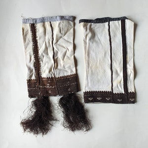 Antike 1800&#39;s 2 Ärmel aus traditioneller Karagouna Trachtenstickerei / Thessalien / Zentral Griechenland / Volkskunst / Fransen