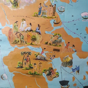 Könnte beinhalten: Eine antike Lehrkarte von Griechenland mit Illustrationen der griechischen Mythologie. Die Karte zeigt die Ägäis, das Ionische Meer und die Peloponnes. Die Karte ist auf einem hellblauen Hintergrund mit violetten Linien und Text in Griechisch gedruckt.