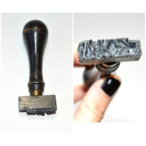 Antiker gedrechselter Holz- und Metall-Siegel / Stempel / griechisches Monogramm ALT / Griechenland