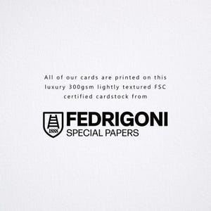 Pode incluir: Fundo branco com texto indicando que os cart&otilde;es s&atilde;o impressos em cart&atilde;o de luxo de 300 g/m&sup2; levemente texturizado com certifica&ccedil;&atilde;o FSC da Fedrigoni Special Papers. O logotipo da Fedrigoni tamb&eacute;m &eacute; vis&iacute;vel.