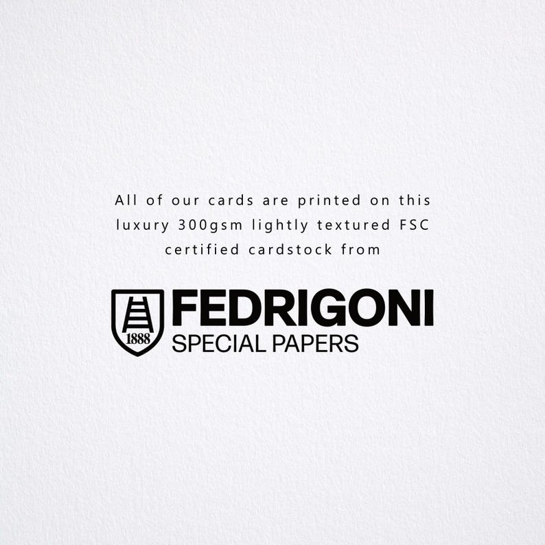 Pode incluir: Fundo branco com texto indicando que os cart&otilde;es s&atilde;o impressos em cart&atilde;o de luxo de 300 g/m&sup2; levemente texturizado com certifica&ccedil;&atilde;o FSC da Fedrigoni Special Papers. O logotipo da Fedrigoni tamb&eacute;m &eacute; vis&iacute;vel.