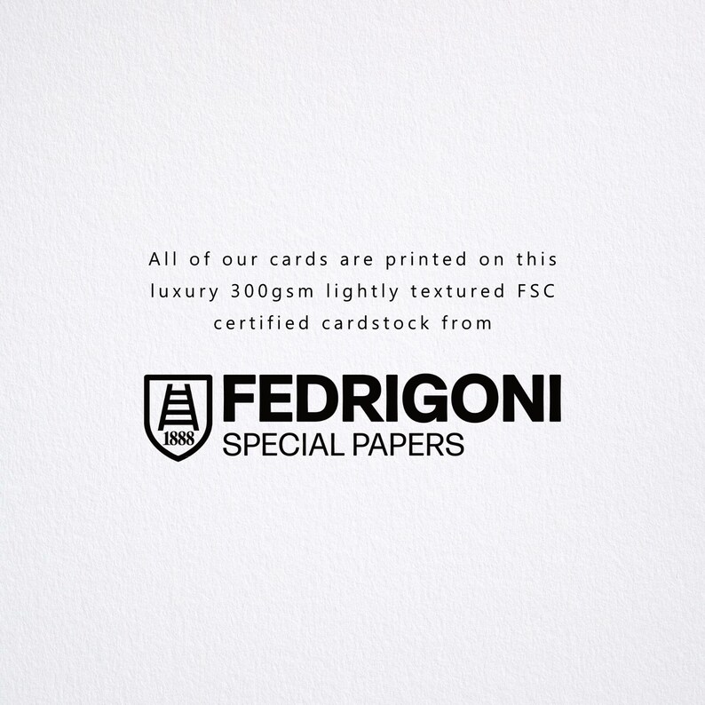 Puede incluir: Fondo blanco con texto que indica que las tarjetas est&aacute;n impresas en cartulina FSC certificada de lujo de 300 g/m&sup2; ligeramente texturizada de Fedrigoni Special Papers. Tambi&eacute;n est&aacute; presente el logotipo de Fedrigoni.