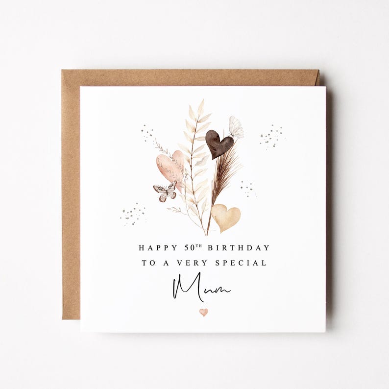 Pode incluir: Um cart&atilde;o de anivers&aacute;rio com uma borda de papel kraft castanho. O cart&atilde;o branco apresenta um desenho em aquarela de cora&ccedil;&otilde;es, borboletas e folhagens em tons neutros. O texto diz "Happy 50th Birthday to a very special Mum."