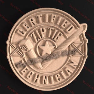 Puede incluir: Un emblema circular de color marrón claro con las palabras "CERTIFIED ZIP TIE TECHNICIAN" talladas alrededor del borde. Una estrella está en el centro, con un martillo y una herramienta de brida cruzando el centro.