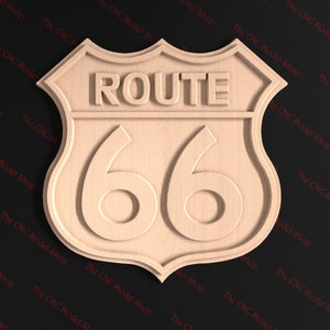Puede incluir: Un letrero de madera con forma de escudo con el texto "ROUTE 66" en letras en relieve. El letrero es de color marrón claro y tiene un aspecto desgastado.