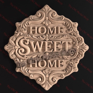 Puede incluir: Un letrero de madera con las palabras "HOME SWEET HOME" talladas en una fuente decorativa. El letrero tiene un borde ornamental con volutas y está hecho de madera de color marrón claro. Es un artículo decorativo.