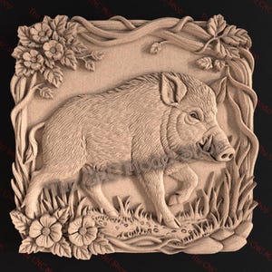 Può includere: Un bassorilievo in legno intagliato raffigurante un cinghiale in un ambiente naturale. L'opera presenta il cinghiale di profilo, circondato da foglie e fiori. L'intaglio è nei toni del marrone e beige, con una finitura strutturata.