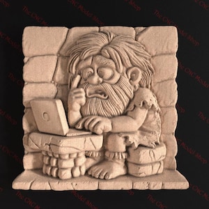 Puede incluir: Una escultura de madera tallada de un hombre de las cavernas sentado frente a un ordenador portátil. La escultura está colocada sobre un fondo de pared de piedra.