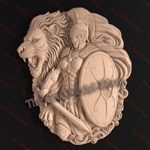 Pode incluir: Uma escultura em relevo detalhada de um guerreiro com escudo e espada, ao lado de um leão rugindo. O guerreiro está vestido com armadura e capacete. A obra de arte é de cor castanho claro, com o texto "The CNC Model Shop" visível.