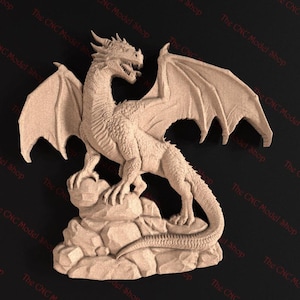 Könnte beinhalten: Eine detaillierte, beigefarbene Holzskulptur eines Drachen mit ausgebreiteten Flügeln, der auf einem felsigen Sockel sitzt.