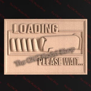 Può includere: Un cartello rettangolare in legno con le parole "LOADING" e "PLEASE WAIT..." incise. Il design include forme di proiettili e una pistola stilizzata. Il cartello è marrone chiaro.