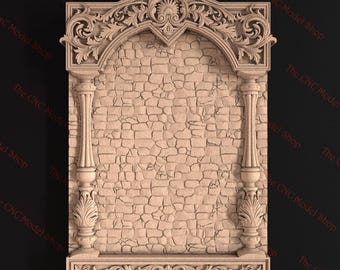 Könnte beinhalten: Ein dekorativer Holzbogen mit aufwendigen Schnitzereien und einem Hintergrund aus Steinmauer. Der Bogen verfügt über ein florales Design und zwei Säulen.