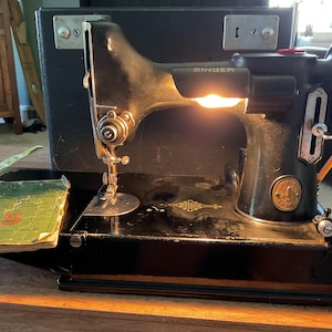 Vintage 1930’s Portable Singer Featherlight Electric Sewing Machine 221-1 WONDERFUL