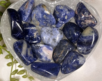 Pierres tombales de sodalite, petites et grandes options, provenant de sources conscientes, cristaux britanniques, cristaux bleus pour la mise à la terre, pierres précieuses métaphysiques britanniques