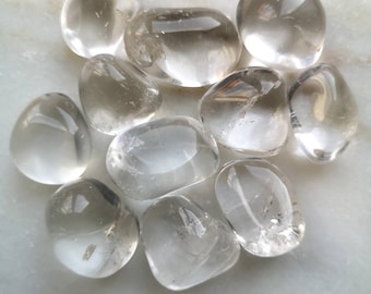 Pierres roulées en quartz transparent. Produits consciemment, cristaux britanniques