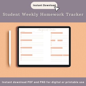 Op de afbeelding: Een digitale wekelijkse huiswerktracker voor studenten op een tablet. Het scherm toont een plannerindeling met secties voor elke dag en opdrachtdetails. Een witte stylus ligt naast de tablet. Tekst bevat "Direct downloaden" en "Assignment Tracker."