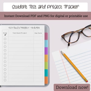 Puede incluir: Un rastreador de pruebas y proyectos de estudiantes imprimible con una lista de verificación y una columna de fecha límite. El rastreador está diseñado para uso digital o imprimible. La imagen muestra un primer plano del rastreador con un lápiz y gafas en un escritorio.