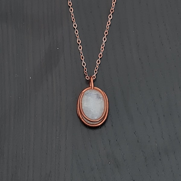 Pendantif minimaliste, pendentif pierre de lune, avec des fils de cuivre recyclé, forme ovale, pour homme et femme