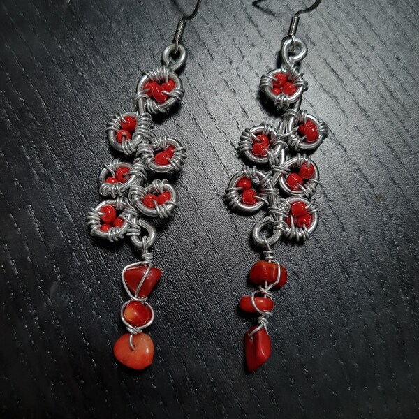 Aluminum and coral earrings in silver and red color