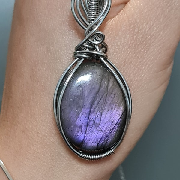 Pendentif ovale, pendentif labradorite violet et acier inox argenté, pendentif minimaliste