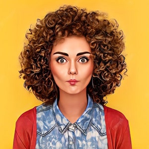 K&ouml;nnte beinhalten: Eine Frau mit lockigem braunen Haar macht ein lustiges Gesicht. Sie tr&auml;gt einen roten Cardigan &uuml;ber einem blau-wei&szlig; gemusterten Hemd.