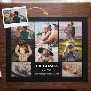 K&ouml;nnte beinhalten: Ein rechteckiges Puzzle mit einer Collage aus sieben Familienfotos und einem zentralen Textblock mit der Aufschrift THE JACKSONS, est. 2018, Ben, Jennifer, Liam, & Noah. Das Puzzle hat einen schwarzen Rand und zeigt verschiedene Familienmomente.