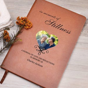 Diario de duelo: obsequio de condolencia personalizado por la pérdida de un ser querido "En momentos de quietud": diario de cuero con foto y nombre personalizados