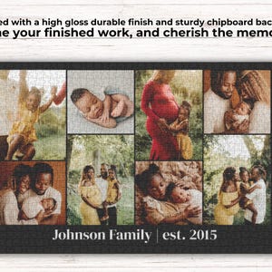 K&ouml;nnte beinhalten: Ein rechteckiges Puzzle mit einer Collage aus acht Familienfotos und einem schwarzen Rand. Der Text "Johnson Family | est. 2015" ist unten in Wei&szlig; aufgedruckt. Das Puzzle hat eine hochgl&auml;nzende Oberfl&auml;che und eine stabile Kartonr&uuml;ckseite.
